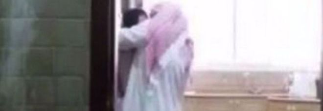 IL MARITO LA TRADISCE CON LA CAMERIERA, LEI METTE IN RETE IL VIDEO: ORA RISCHIA IL CARCERE - 07/10/2015