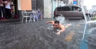 ''IN SICILIA SI NUOTA AD OTTOBRE'': IL VIDEO BOOM TRA APERITIVI, BAGNO E SURF NELLA STRADA ALLAGATA - 22/10/2015