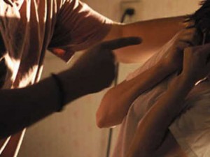 LA RAGAZZA GLI NEGA LA PASSWORD DI FACEBOOK, LA REAZIONE DEL FIDANZATO È SCONVOLGENTE - 26/10/2015