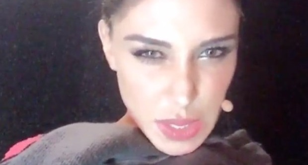 BELEN NASCONDE E POI MOSTRA LA SCOLLATURA: ''COME MI PREFERITE? VIVA LE TETTE'' - 28/10/2015