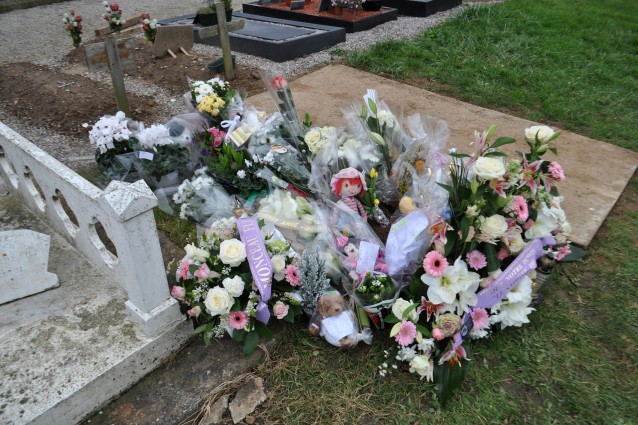 MADRE SI RECA SULLA TOMBA DEL FIGLIOLETTO MORTO, E QUELLO CHE VEDE E' TERRIBILE - 02/11/2015