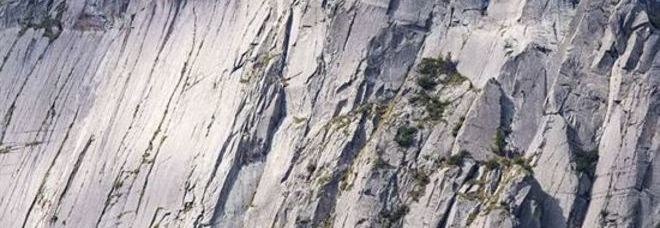 IN QUESTA FOTO CI SONO TRE SCALATORI ARRAMPICATI SULLA PARETE DI ROCCIA. RIESCI A VEDERLI? - 03/11/2015