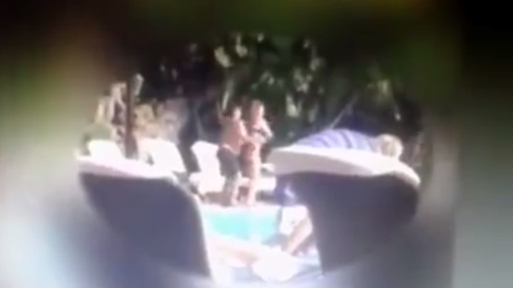 TROPPO SPINTO CON LA FIDANZATA: MARADONA CACCIATO DALLA PISCINA DELL'HOTEL - VIDEO - 29/11/2015