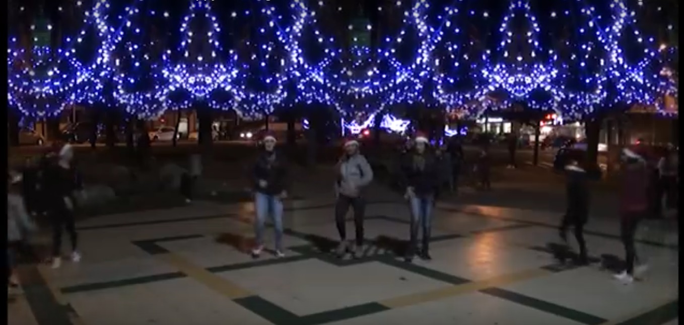 IL FLASHMOB NATALIZIO FATTO IN ITALIA CHE STA SPOPOLANDO IN RETE - VIDEO - 26/12/2015