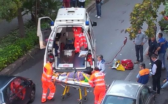 ROMA: VEDE UOMO CHE PRENDE A CALCI UN CANE, SCENDE DALL'AUTO E GLI SPARA AD UN GINOCCHIO - 26/12/2015