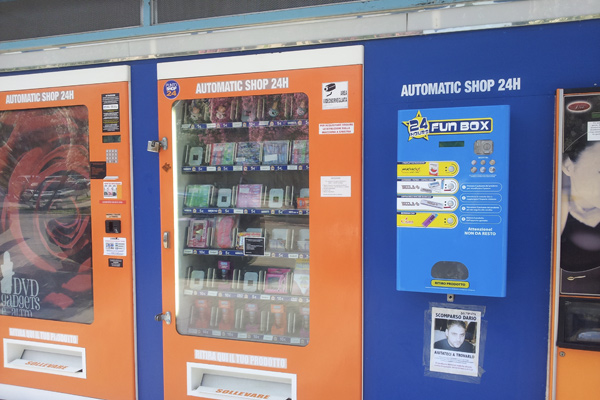 L'ASSALTO AL DISTRIBUTORE DI PRESERVATIVI FINISCE MALE: ''UNA MORTE ASSURDA'' - 28/12/2015
