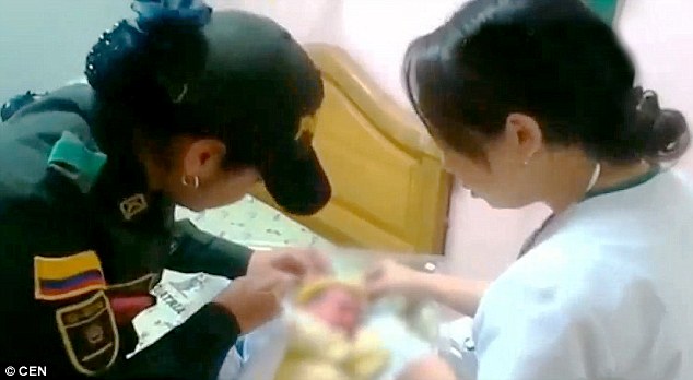 L'AMBULANZA TARDA, POLIZIOTTA ALLATTA LA BIMBA ABBANDONATA AL SENO E LE SALVA LA VITA - 14/01/2016