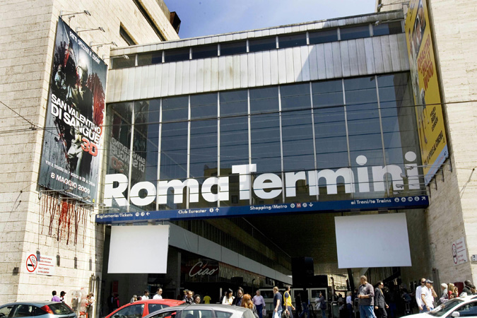 ROMA - TURISTA RUSSO SORPRENDE UN ROM CON LA MANO NELLO ZAINO, PER IMMOBILIZZARLO GLI SPEZZA UN BRACCIO - 26/01/2016