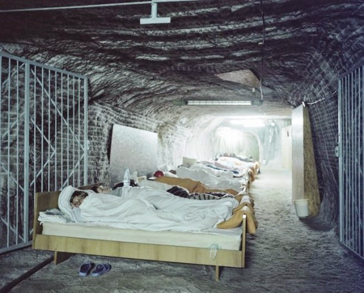 DORMONO IN UNA GROTTA A 300 METRI SOTTOTERRA PER COMBATTERE PROBLEMI RESPIRATORI ED ASMA - 26/01/2016