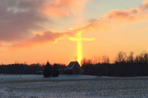 UNA CROCE FORMATA DAL SOLE LASCIA IL MONDO A BOCCA APERTA - FOTO - 03/02/2016