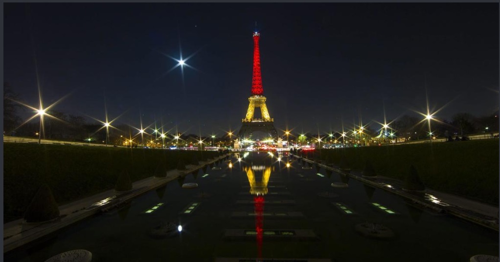 LA TOUR EFFEL SI ILLUMINA CON I COLORI DELLA BANDIERA BELGA: IL MESSAGGIO DI SOLIDARIETA' PER LE VITTIMI DI BRUXELLES - 22/03/2016