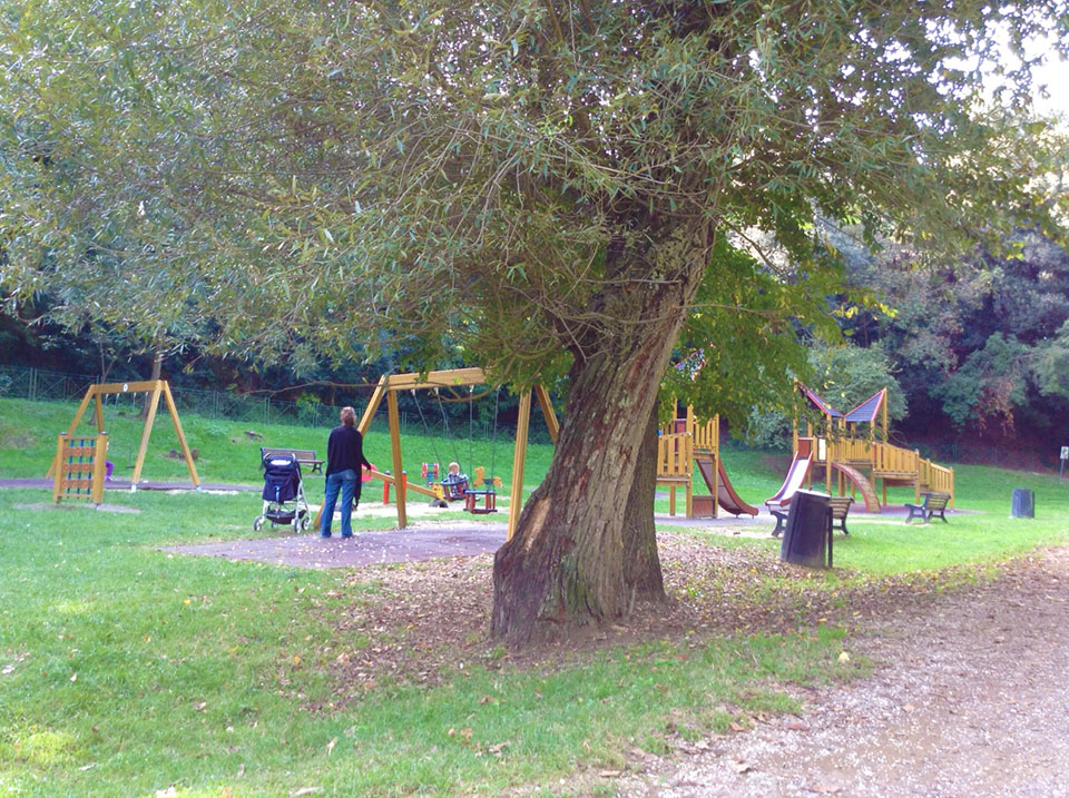 VILLA PAMPHILI: AGGREDITO CON LE CINGHIE IN PIENO GIORNO DAVANTI AI SUOI FIGLI. ''SONO STATI I ROM'' - 17/06/2016