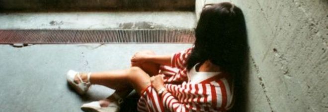 A 80 ANNI VIOLENTA BIMBA DI 10 ANNI CON L'AIUTO DEL PAPa' DELLA PICCOLA - 02/08/2016