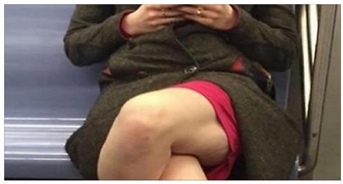 PAZZESCO IN METRO, LA GONNA E' CORTA... GUARDATE COSA FA QUESTA DONNA - 25/12/2016