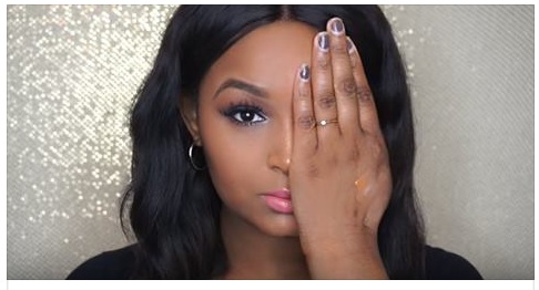 BELLISSIMA RAGAZZA NASCONDE META' DEL SUO VISO: APPENA TOGLIE LA MANO RIMARRETE ALLIBITI - 25/12/2016