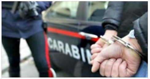 UNA FAMIGLIA LO AVEVA ACCOLTO IN CASA: QUELLO CHE FA IL SENZA TETTO E' TERRIBILE - 26/12/2016