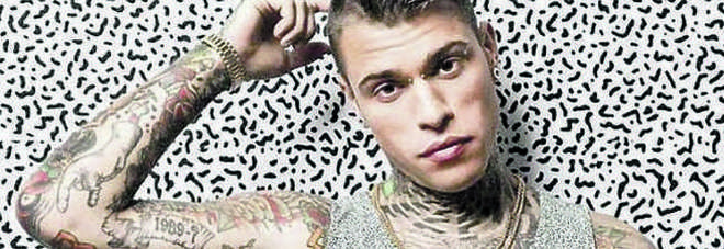 ''NON FIRMO IL DIARIO, SOLO IL CD''. FEDEZ NEGA L'AUTOGRAFO E FA PIANGERE UN BAMBINO - 11/02/2017