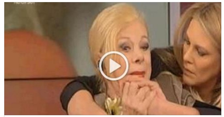 SANDRA MILO IN LACRIME IN DIRETTA TV PER L'IMITAZIONE A SANREMO - 13/02/2017