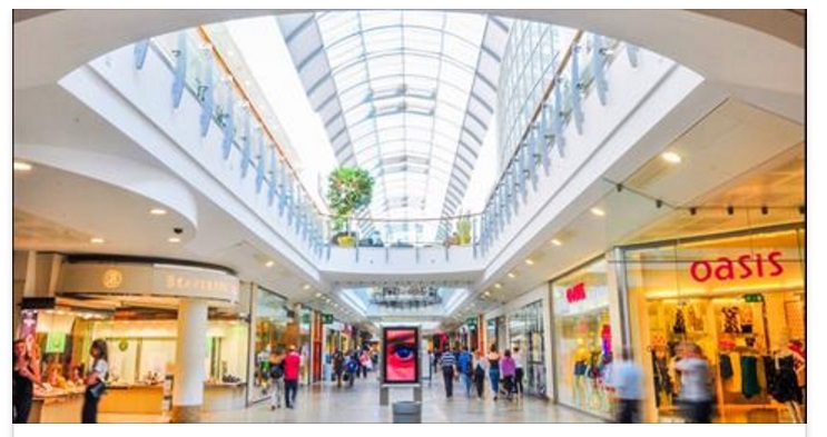 BIMBO DI 10 ANNI RESTA SCHIACCIATO DA UN MOBILE IN UN CENTRO COMMERCIALE E MUORE - 13/02/2017