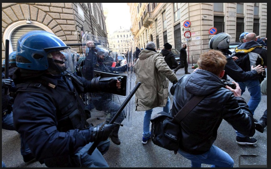 VIOLENTI SCONTRI A ROMA CENTRO: LA POLIZIA CARICA LA FOLLA - ECCO COSA STA ACCADENDO - 21/02/2017