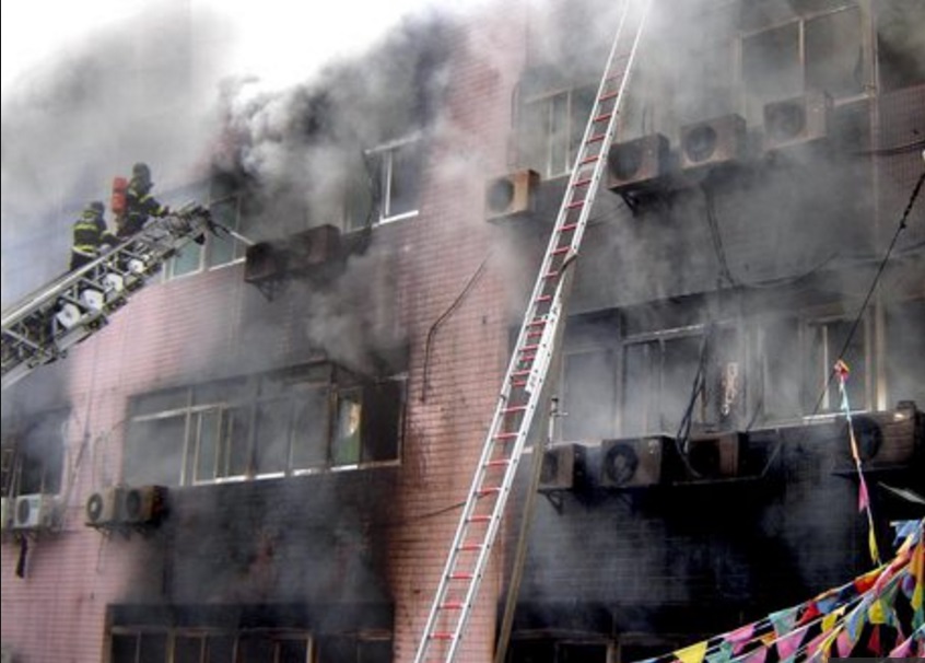SCOPPIA INCENDIO NELL'HOTEL: UN BOATO, POI LE FIAMME E IL BILANCIO E' DRAMMATICO ''SIAMO INTRAPPOLATI E CI SONO VITTIME'' - 25/02/2017