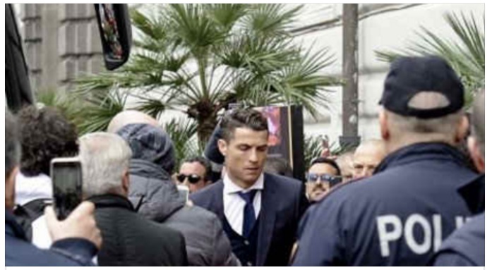 ACCOGLIENZA STREPITOSA PER IL REAL A NAPOLI, RONALDO SI GIRA VERSO ZIDANE E GLI DICE... - 05/03/2017
