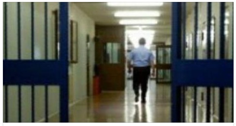 IN CARCERE PER AVER VIOLENTATO LA FIGLIA: IL COMPAGNO DI CELLA LO ''PUNISCE'' IN MANIERA PERVERSA - 07/04/2017