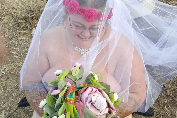 165 KG DI NUDITA', TRA PANCIA MOLLE E CELLULITE: LEI DECIDE DI SPOSARSI CON INDOSSO SOLO UN VELO MENTRE 700 PERSONE ASSISTONO: ECCO IL MOTIVO - 10/04/2017
