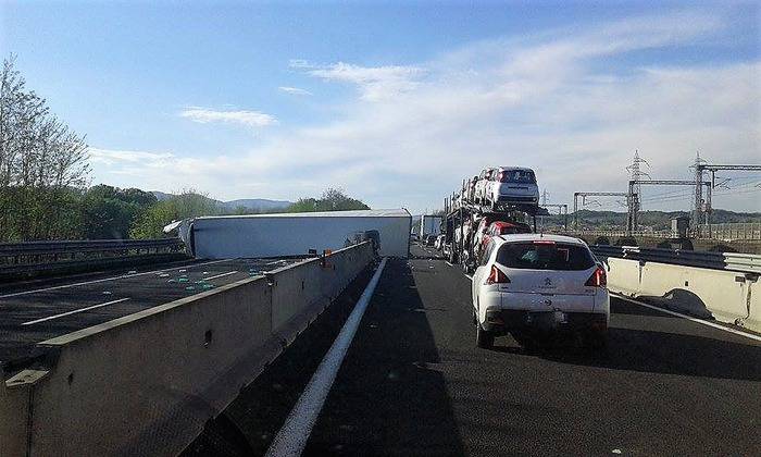 INCIDENTE TREMENDO IN AUTOSTRADA: TIR IMPAZZITO INVADE LA CORSIA OPPOSTA - MORTI E FERITI - 11/04/2017