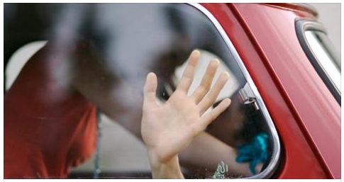 SCOPRE LA FIDANZATA IN AUTO A FARE SESSO CON DUE UOMINI: LA SCENA PERVERSA IN STRADA - 11/04/2017