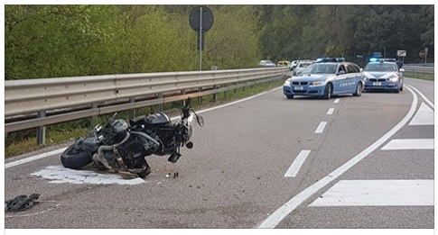 INCIDENTE PAZZESCO SULLA FLAMINIA: SCONTRO FRONTALE, MUORE UN MOTOCICLISTA - 12/04/2017