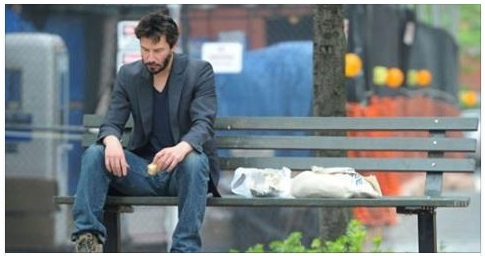 KEANU REEVES: PERDE PRIMA LA FIGLIA, POI LA MOGLIE IN UN INCIDENTE E LA SORELLA DI LEUCEMIA - LUI DECIDE DI VIVERE COSI' - 18/04/2017