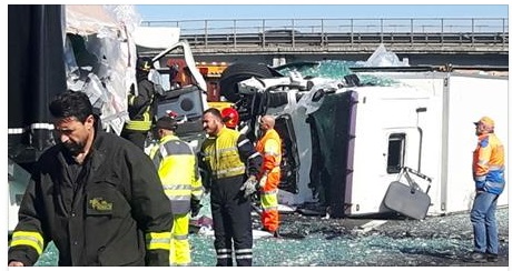 DISASTRO SULLA A1: TIR SALTA CARREGGIATA E TRAVOLGE DUE CAMION - 19/04/2017
