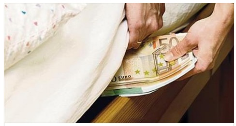 PENSIONATO MILIONARIO NASCONDE MILIONI SOTTO IL MATERASSO: QUANDO LO SOLLEVA RIMANE SCONVOLTO - 20/04/2017