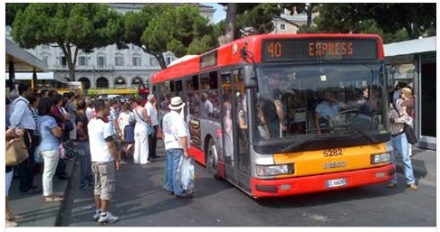 ROMA - PALPEGGIA IL SENO DI UNA RAGAZZA SULL'AUTOBUS: POI L'INASPETTATA REAZIONE DELLA GIOVANE - 03/05/2017