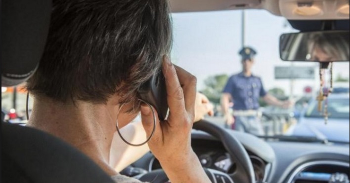 E' UFFICIALE - GUIDA CON IL CELLULARE: ARRIVA IL RITIRO IMMEDIATO DELLA PATENTE ED ECCO A QUANTO AMMONTA LA MULTA - 03/05/2017