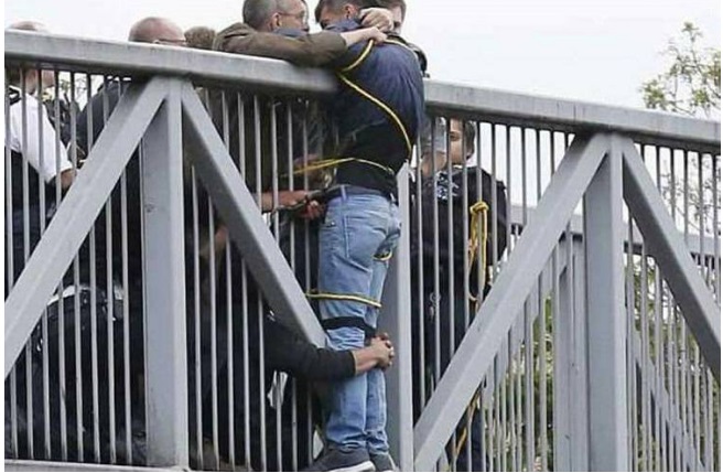 UOMO DISPERATO, I PASSANTI LO ABBRACCIANO E LO TENGONO FORTE: IL MOTIVO E' STRAZIANTE ''NON TI LASCEREMO ANDARE'' - 04/05/2017