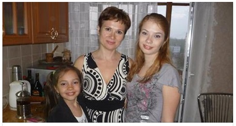 MADRE FOTOGRAFATA MENTRE BUTTA IL CORPO DELLA FIGLIA 12ENNE DAL NONO PIANO - 04/05/2017