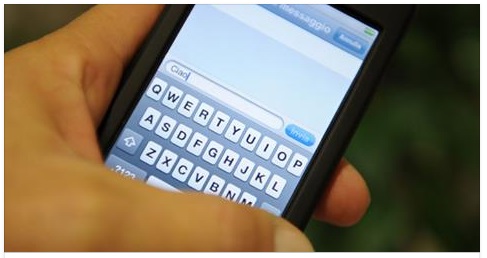 LA MOGLIE E' SOTTO I FERRI, L'ASSURDA SCOPERTA DEL MARITO SUL CELLULARE DELLA DONNA - 18/05/2017
