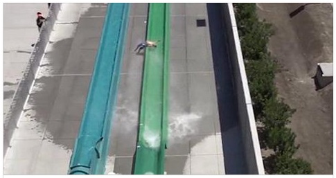 INAGURAZIONE DEL PARCO ACQUATICO DA 43 MILIONI: IL BIMBO VOLA VIA DALLO SCIVOLO E PLANA SUL CEMENTO - IL VIDEO SHOCK - 29/05/2017