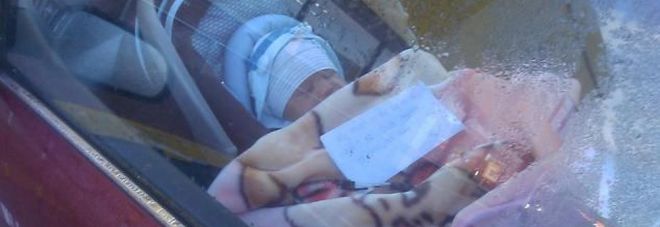 ''MAMMA STA FACENDO LA SPESA'', IL BIGLIETTO SUL SEGGIOLINO DEL BIMBO IN AUTO FA INFURIARE IL WEB - 29/05/2017