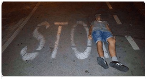 11ENNE SDRAIATO SULLA STRADA, GLI ALTRI LO RIPRENDONO COL CELLULARE: ROULETTE RUSSA SULLA STRADA - LA NUOVA FOLLIA DEI GIOVANI... - 29/05/2017