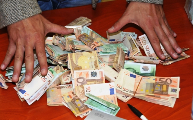 Trova 40.000 euro per strada e li porta ai Carabinieri - 04/04/2013