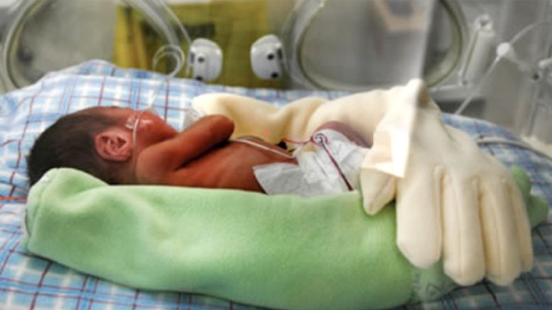 LA MAMMA METTE UN GUANTO SUL BAMBINO APPENA NATO: IL GIORNO DOPO L'INFERMIERA SCOPRE L'IMPENSABILE - 13/06/2017