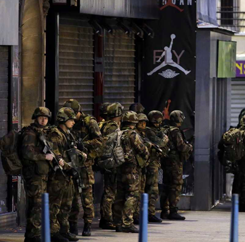 PARIGI: UNA KAMIKAZE SI FA ESPLODERE PER NON ESSERE CATTURATA - 18/11/2015