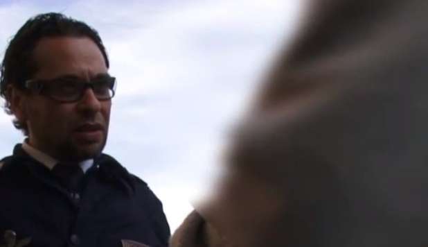 ROMA, POLIZIA SOCCORRE SENZATETTO E GLI COMPRA SCARPE E CALZINI - VIDEO - 25/04/2013
