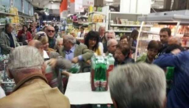 RISSA AL SUPERMERCATO, SCHIAFFI E INSULTI PER L'ACQUA  IN OFFERTA A 99 CENTESIMI -FOTO - 25/04/2013