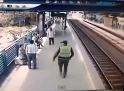 SALVA IN EXTREMIS UN UOMO POCHI ISTANTI PRIMA CHE SI LANCI SOTTO IL TRENO - VIDEO CHOK - 27/04/2013