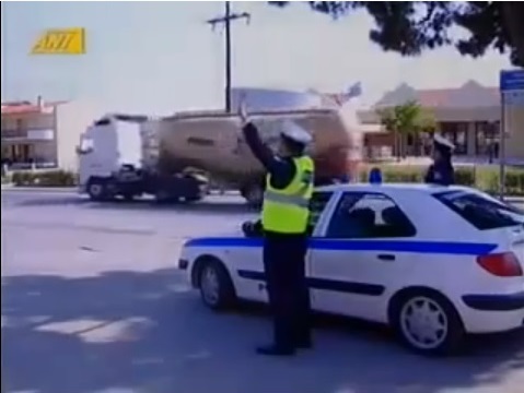 Motociclista non si ferma al posto di blocco dando un 5 al vigile - VIDEO - 28/04/2013