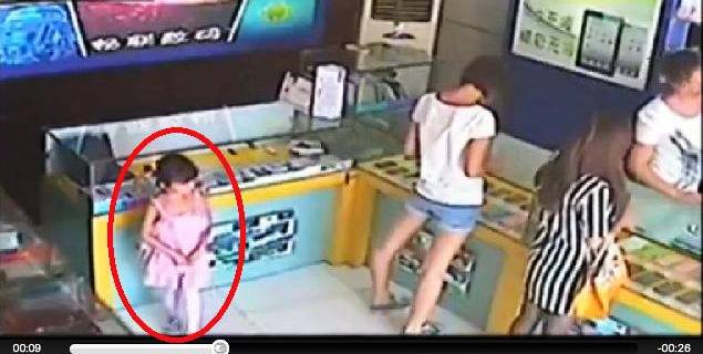 La bimba ruba un iPad ma non riesce a nasconderlo - VIDEO - 09/07/2013